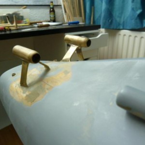 Scheepshuid weer dichtgemaakt omdat de uithouders aan de binnenkant gefixeerd zijn. Dus weer schuren en plamuren.