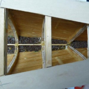 Loodkorrels onderin de boeg voor stabiliteit en juiste diepgang. Gefixeerd met G4.