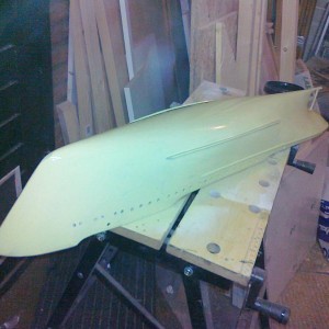 Eerste laag primer. Er komt toch nog best wel wat doorheen, dus er is nog wat werk voor de lak er op mag.