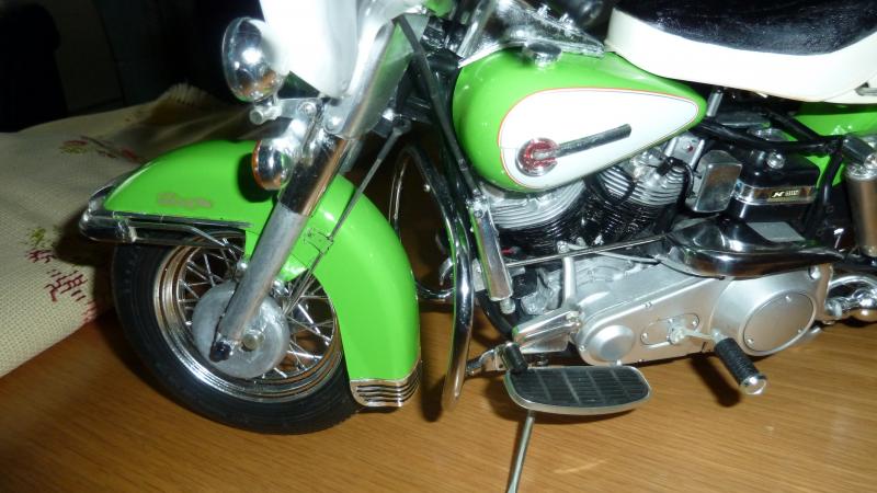 003 deze hebt ook gemaakt met tromelrem voor en achter met logos op de tank zelf na gemaakt uit orginal 
dit was van een groote verzamenling van harley davidson
het zijn er meer dan 300 modellen zo als u kon zie op de fotos
ik heb er heel veel gemaakt voor harley davidson mensen 
in hun model van na gemaakt in hun motorfiets dus zijn er mensen die hier wat van willen dat ze na maakt kunnen me dan sturen bericht ook dingen die zijn kapot ik maak ze wel weer opnieuw van tamiya als je het zelf niet ziet zitten
