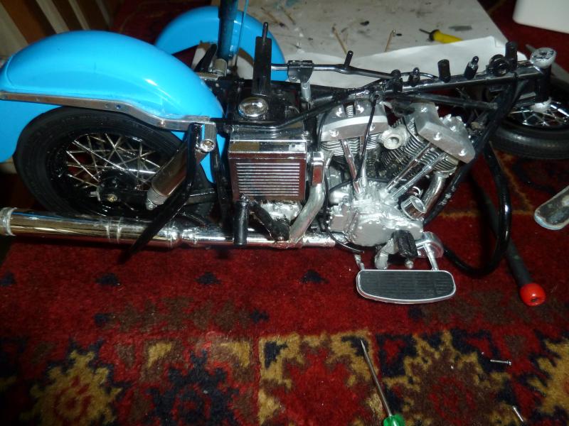 003 dit is de harley davidson uit de jaren 70 de belgie politie
vroeger geheten de zwaantjes  deze werden daarna in het echt in gekocht bij h maaskant de importeur toen vroeger van Europa en mijn vader er vroeger hebt gewerkt 45 jaar in het merk harley davidson en ik ook nog dit model is zelf na gemaakt kijk maar na het motorblok