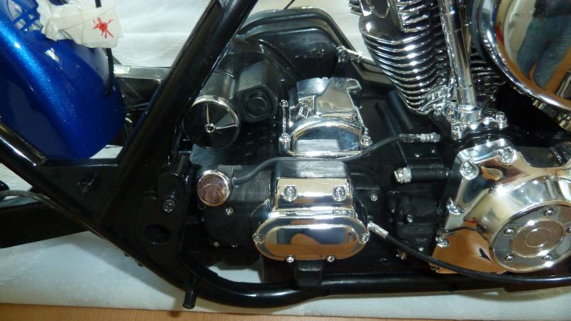 005 olliepomp na gemaakt zelf en er opgezet hadt die niet toen deze kocht in zwart die harley davidson roadking in de doos is ook moeilijk aan te komen dit model van radiografie
als model