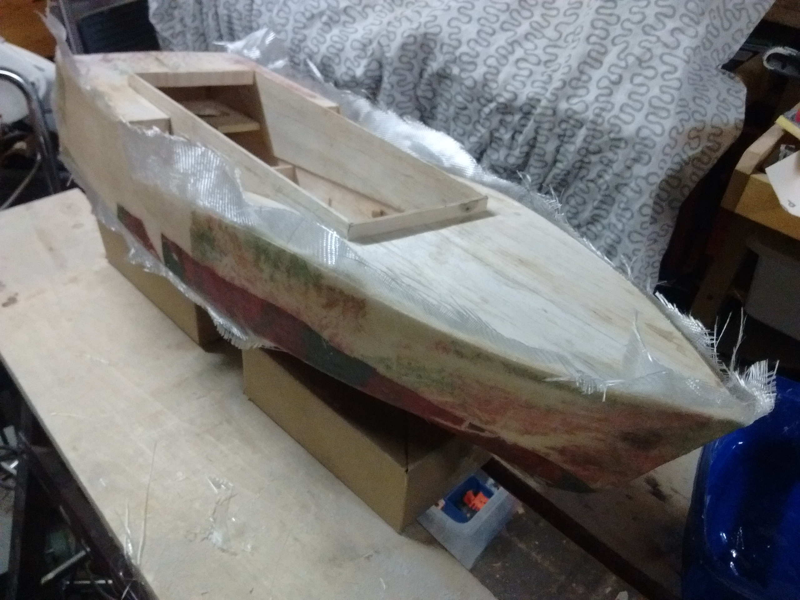 024. Epoxy met tissue en later 50gr/m2 keperweefsel