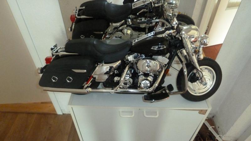 069 hier het begin van het afbreken die harley davidson roadking die een anderkleuen krijgt en alles uit elkaar wordt gehaald zie meerder fotos