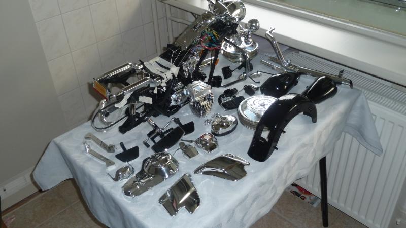 070 hier ligen de onderdelen voor gespoten te worden ander kleur in blauw orginal harley davidson kleur