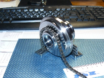 aandrijfwiel (sprocket) schaal 1:10 (in aanmaak)
Het wiel wordt binnen het rupsframe aangedreven door een motorketting.