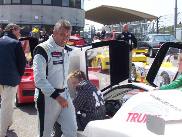 Allard Kalf bij zijn Saker sportscar kwam ik tegen op Circuit Zandvoort Bij de DNRT races