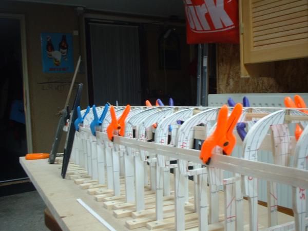 beplanken met balsa latjes van 1mm dik.