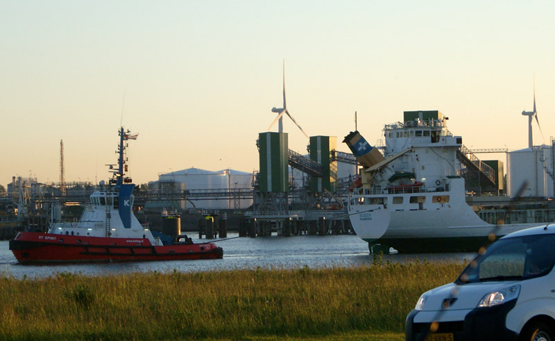BootMidairMetBrug