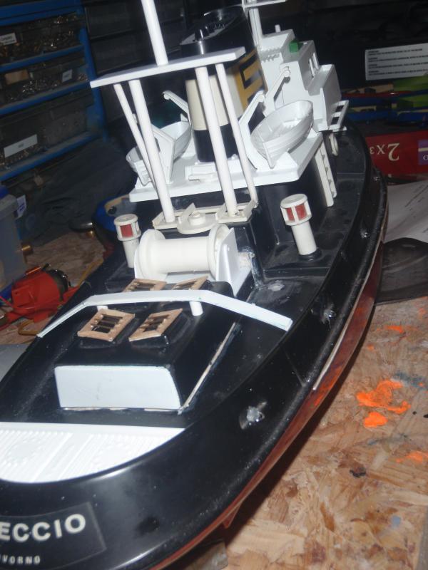 Bovenlichtjes papiervrij gemaakt en op maat geschuurd. Sleepboogje gemaakt en even alles los op de boot gezet voor de foto