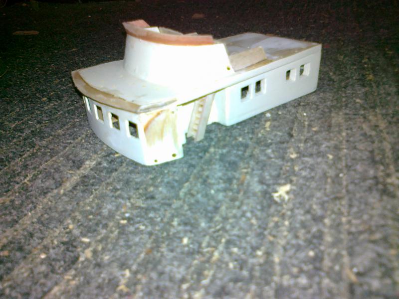 Brug en flybridge met de buis- en zonnekapjes