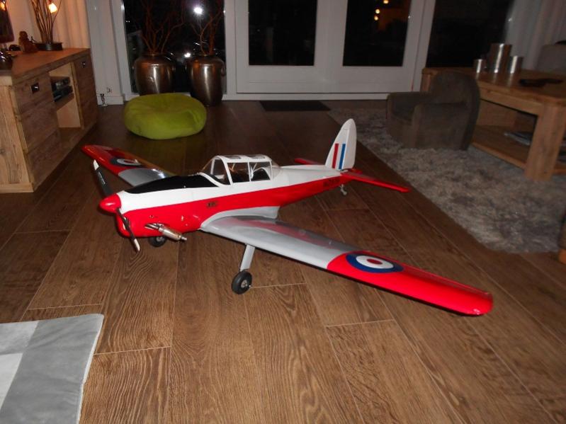 chipmunk klaar voor de eerste vlucht.

Andere kleur spinner overal(hobma en verspaget) gezocht maar niet te vinden in die maat.

Ben op zoek nog naar een zwarte en een witte.
Navi/landingslight gaat erop zodra de uitlaat mooi is weggewerkt nou wordt de boel alleen maar vettig.

nog wat schilderwerk en de finishing touchen en fladderen maar.

groetjes pascal