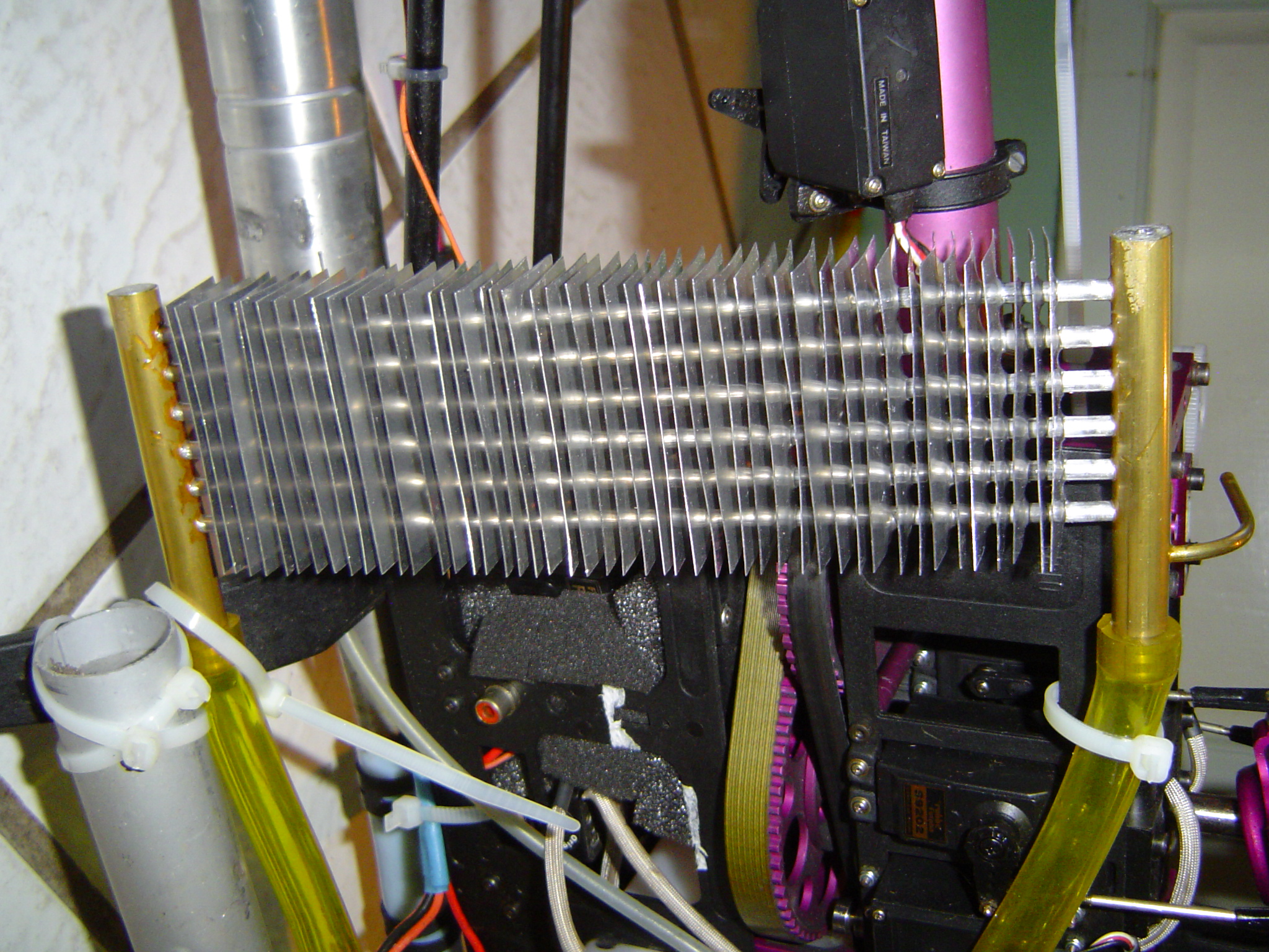 Close up van de radiator, hier nog zonder de zijschotten die als temperatuurregeling dienen