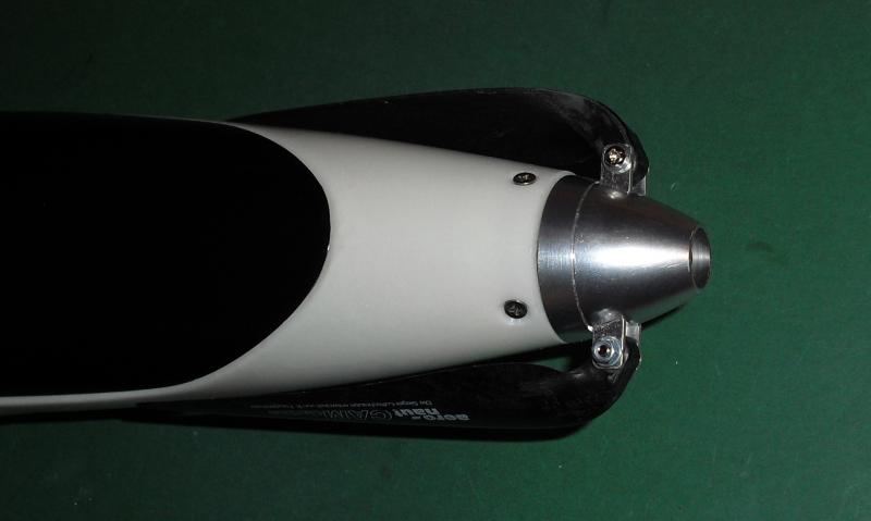 CoolNoseSpinner, Aeronaut klapprop en een Turnigy Aerodrive XP SK35-48 900Kv gemonteerd. Ferran is niet te lijmen dus het 5mm dikke multiplex motorschot is dmv rvs parkers vastgezet.