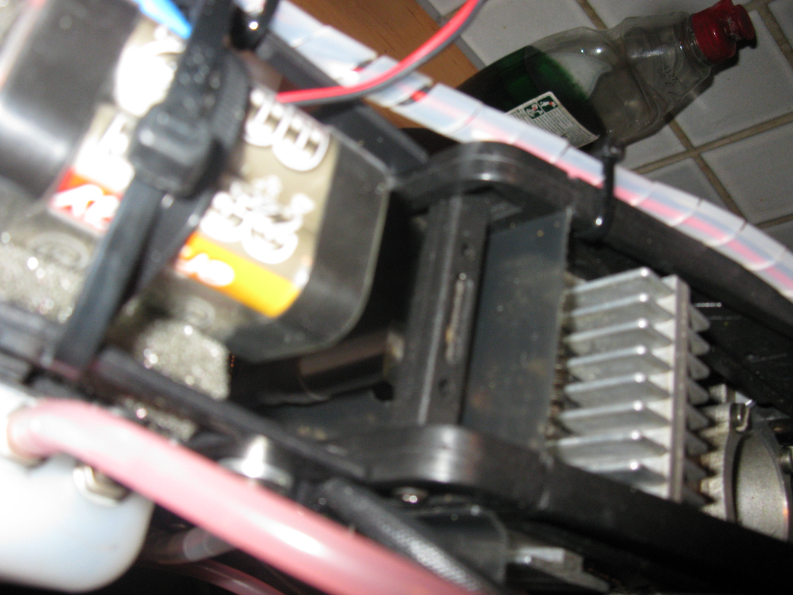 Cylinderkop + bougiedop, links de ontstekingsbatterij