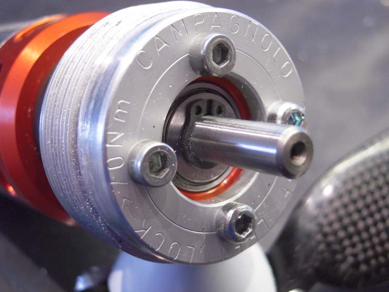 De bracket ook aan de binnenzijde afgedraaid. De gearbox zit niet alleen op de bouten vast, maar ook sluitend in de cup. In de bracket is een kogellager spacer mee gesmeed. Die diameter was te krap voor de gearbox. Iets metaal weggenomen. De gearbox past daar nu als gegoten in, zal iets meer sterkte in de verbinding geven. (DSCN5745 LR)