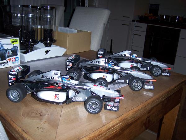De MCLAREN renstal
Met deze auto's beleven we bijna iedere zondag ochtend veel lol.
Alle auto's zijn standaard maar met een leuk uitgezet parcours echt fun factor 10