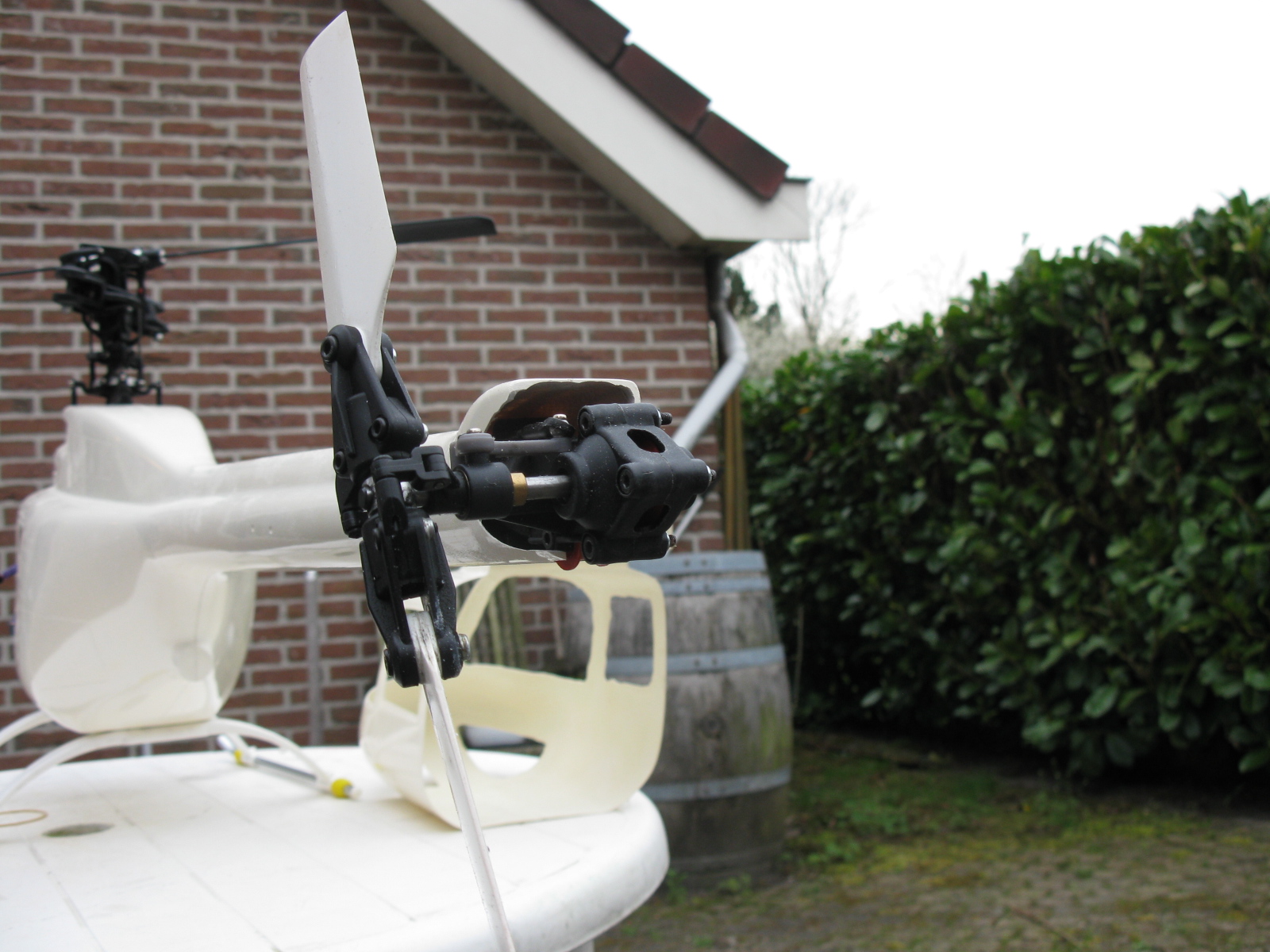 De staartrotor komt een háártje te ver naar achteren, maar niks storends