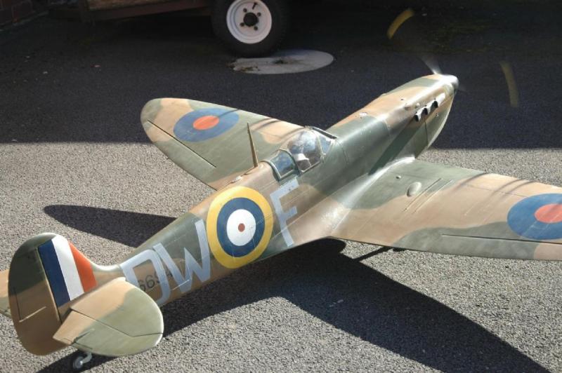 de tony nijhuis spitfire van de britse model bouwer danny fenton.