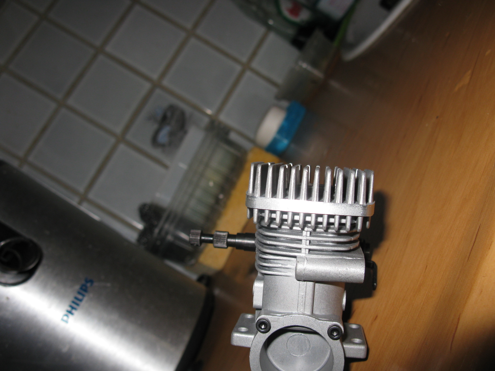 De verdeling van de koelribben (boven en onder de "plaat") is bij deze motor gunstiger als bij OS