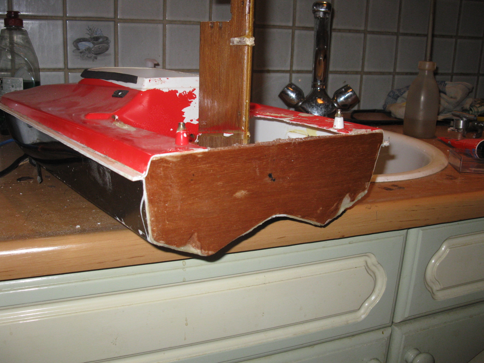 Een stevige houten spiegel in mijn stokoude airboat geplakt