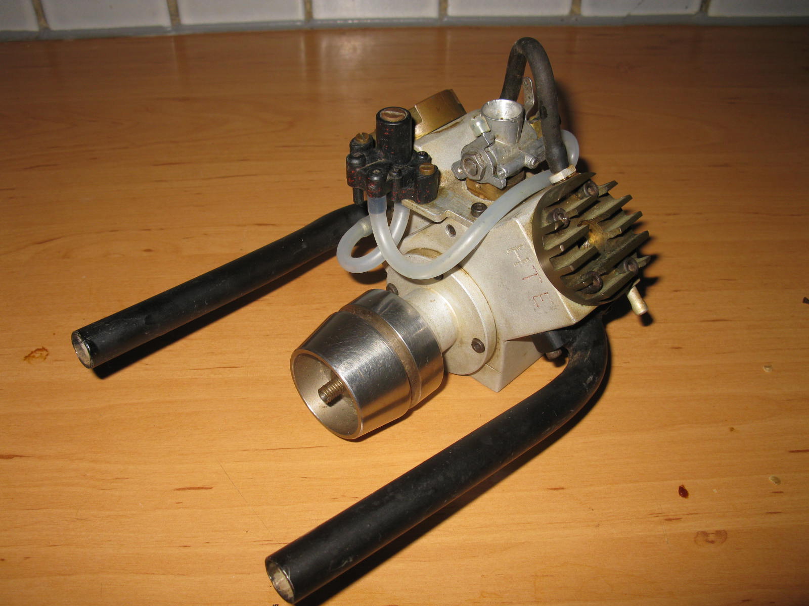Een watergekoelde home-made V-twin.
Helaas niet afgemaakt, zuigers en drijfstangen ontbreken nog.