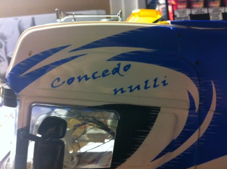 Eindelijk de naam op mijn truck

Concedo nulli = ik wijk voor niemand