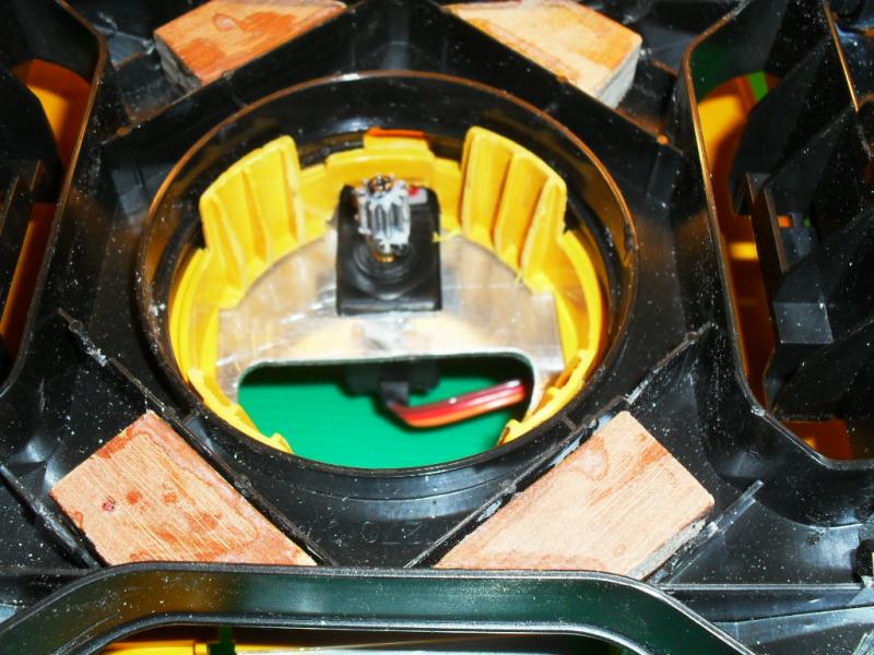 Excavator, de originele cabine bevestiging is nog geheel intact en perfect bruikbaar. De draai servo heb ik in de metalen plaat gevreesd en heb daardoor een stevige bevestiging voor de draaikrans.