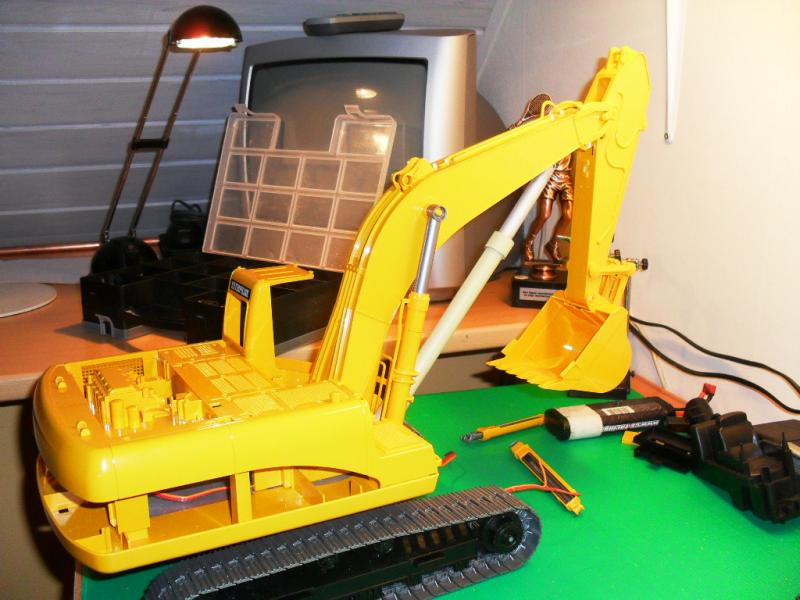 Excavator, Even een proefplaatsing van de eerste cilinder tussen de 2 plastic standaard cilinders van Bruder in.