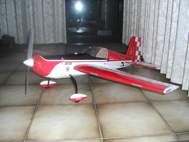 Extra 330, deze is ondertussen gecrasht.