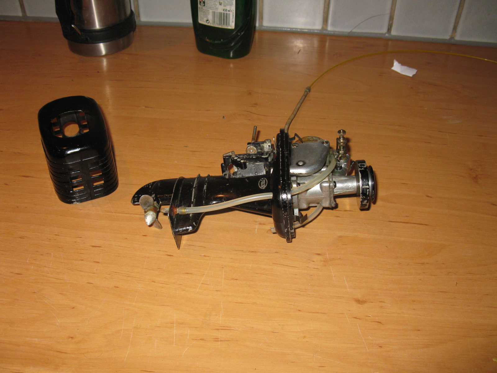 Het geheel met motorkap