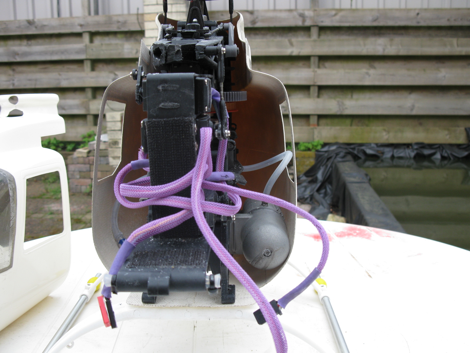 Het standaard Thunder Tiger uitlaatje past maar ternauwernood. Volgens Graupner moest hier indertijd een Heim Vollmechaniek (vergelijkbaar met Vario Hangmechaniek) met 7.5 cc motor EN resonantie-uitlaat in passen.... ????