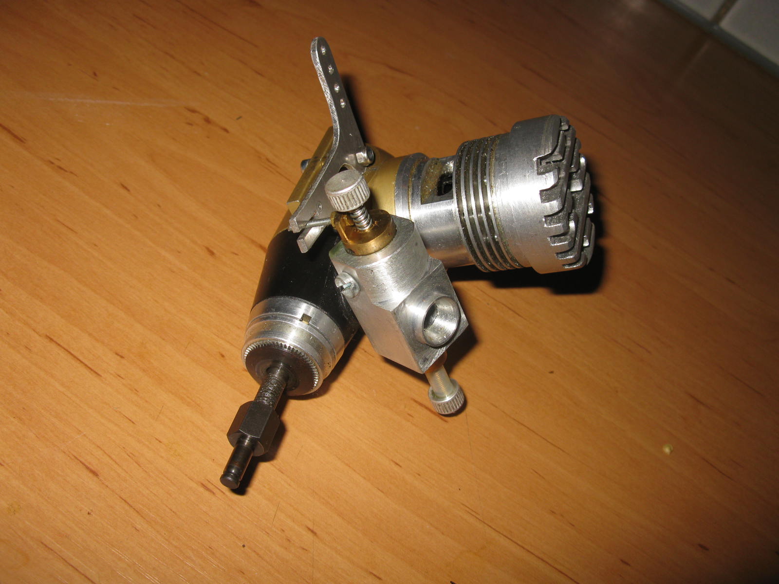 In beroerde staat verkerende Profi, cylinderinhoud onbekend. Handgemaakte schuifcarburateur, zelfgemaakte cylinderkop. Zuigerveer ontbreekt. Geschikt voor onderdelen of geduldige restaurator.