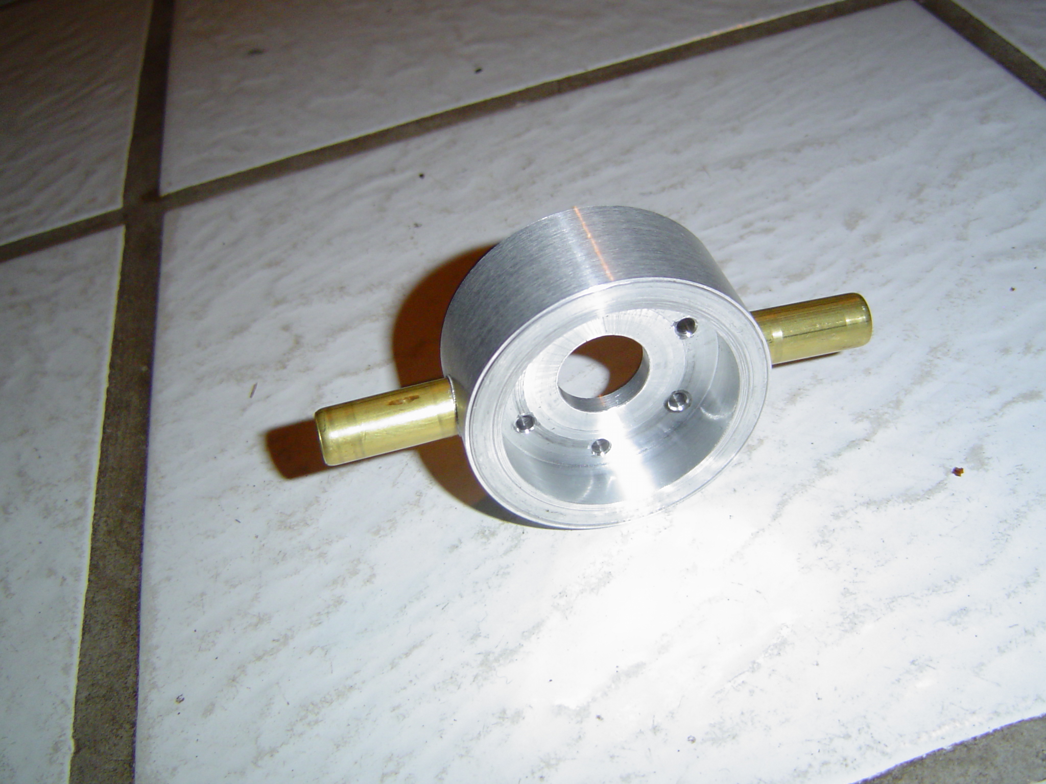 Koelmantel, geassembleerd. Dit deel komt gewoon ter vervanging van de normale kop (de originele verbrandingskamer van de motor word in de nieuwe koelkop gelegd, en daarna gemonteerd zoals gebruikelijk)