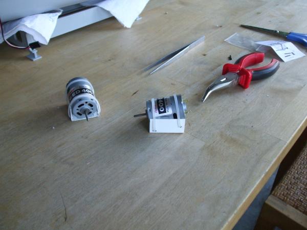 motors in zelfgemaakte behtuitzing (leve kabelgoot!)