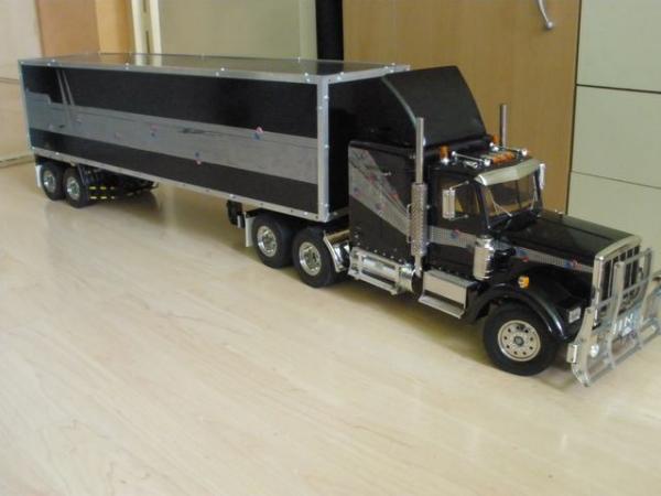 Nou de king hauler zonder verlichting de trailer is zelf gemaakt