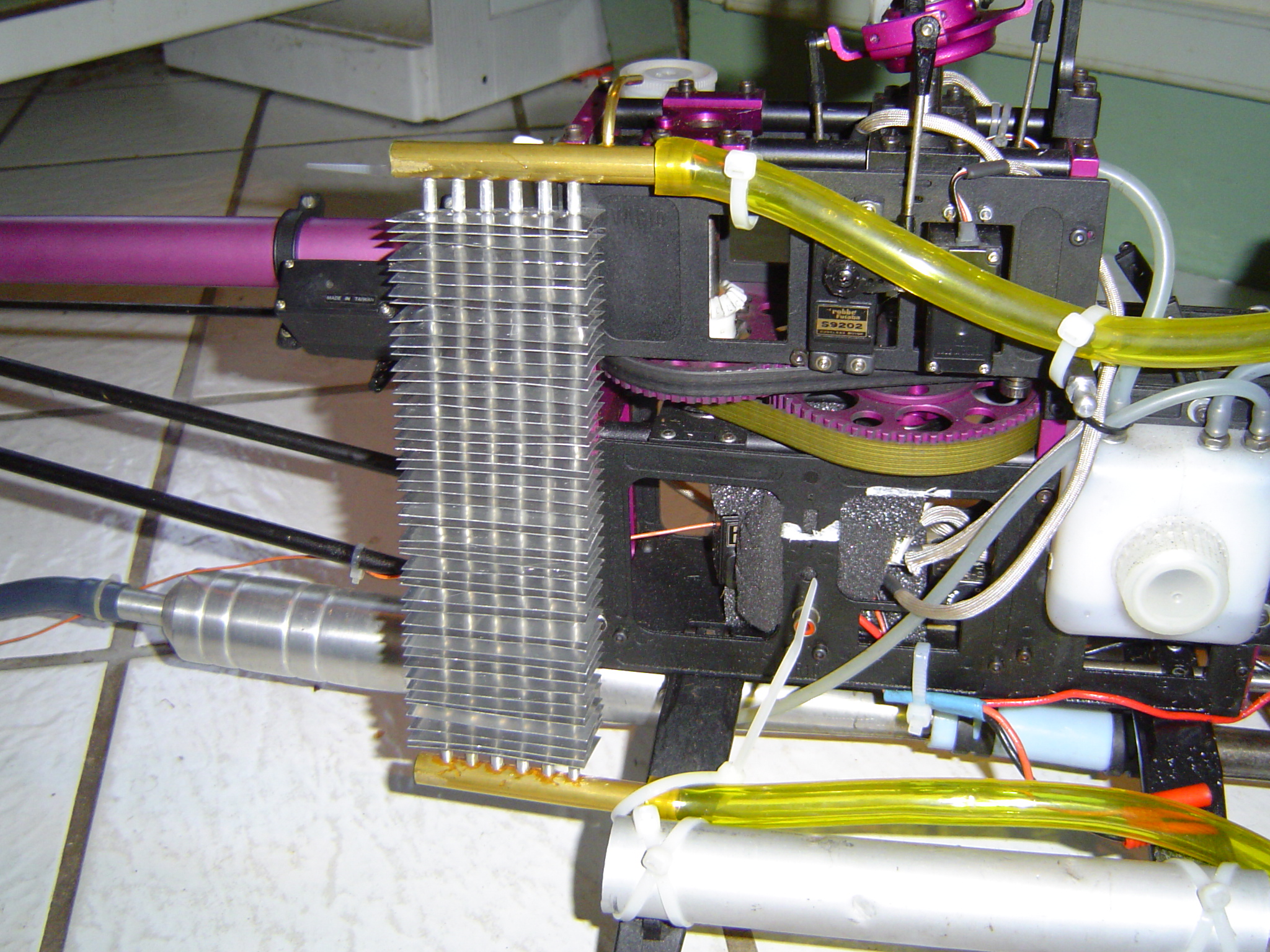Plaatsing van de radiator op het chassis