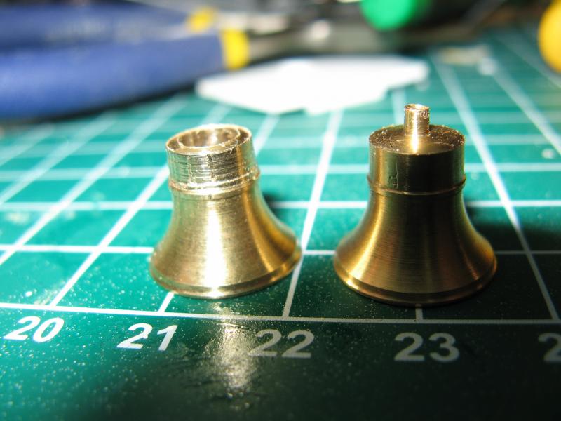 Rechts belletje zoals origineel, links een 5mm gat geboord