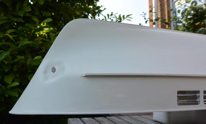 Robbe FL8 in de grondverf, detail verbeterde boeg (voor zover dat mogelijk was)