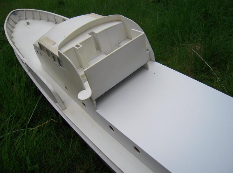 Robbe FL8 met gemodificeerde opbouw, nieuwe achterkajuit, ruimte onder het brugdek...