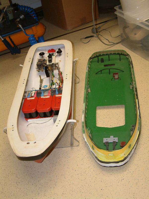 Romp & Dek. ik heb voor deze methode gekozen om een schoondek te houden. Via de bolders zet ik het vast aan de romp, met zacht rubber kort is het waterdicht.