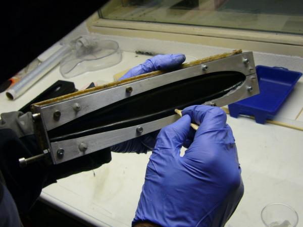 romp epoxy met vlokken in randje achter joggle plate