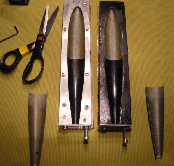 romp  nose cone geknipt en in mal gelegd