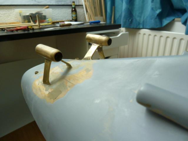 Scheepshuid weer dichtgemaakt omdat de uithouders aan de binnenkant gefixeerd zijn. Dus weer schuren en plamuren.