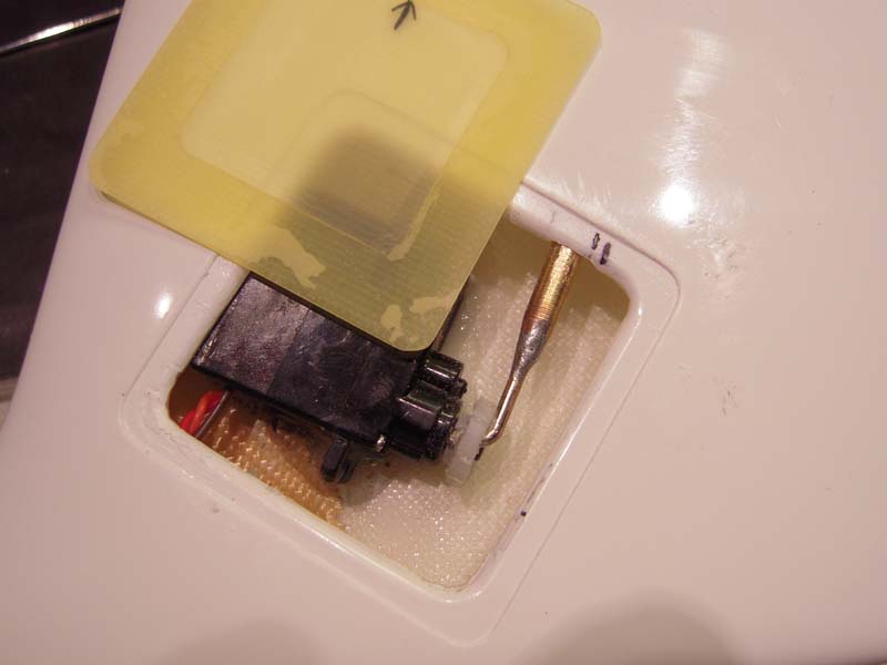 Servo gelijmd met 5 minuten epoxy (Z-Poxy)
Afdekplaatje uit fightskin (zeer dunne epoyplaat)