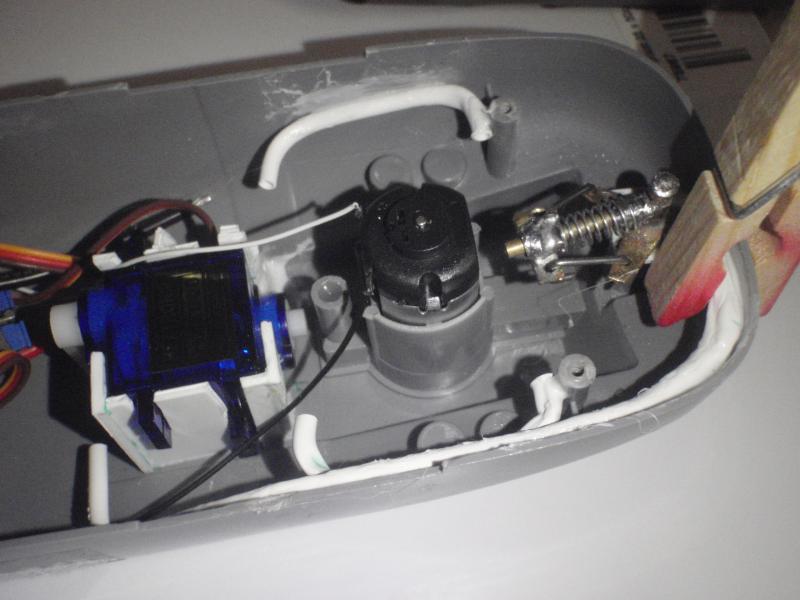 Servo-houders, kabelgeleiders gemaakt, mechanische kant van het kitchen rudder m.u.v. de kabels afgemaakt