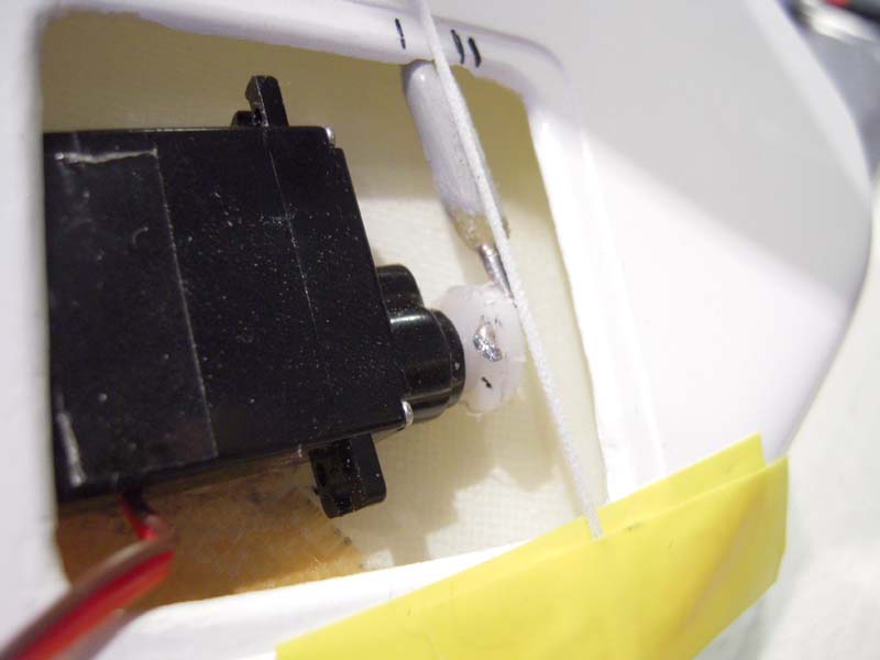 Servo testopstelling. Z-bend. Afstand centrum tot centrum draaipunt van de asjes is ± 4,7 mm. Stang diameter naar stabilo 2 mm, diameter Z-bend 1,5 mm. Verbindingsstuk is uit een stukje Sullivan-kabel en kunststofbusje verlijmd. Zelftappend op draadeinden van de stangen en eenzijdig geborgd met CA-lijm. Verbinding daarmee stijf genoeg.