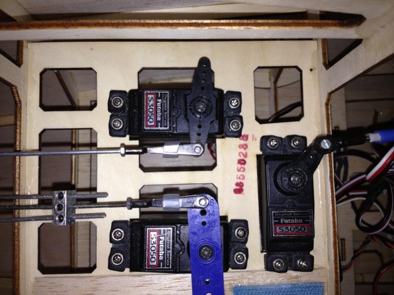Servo's in toestel Futaba S3050