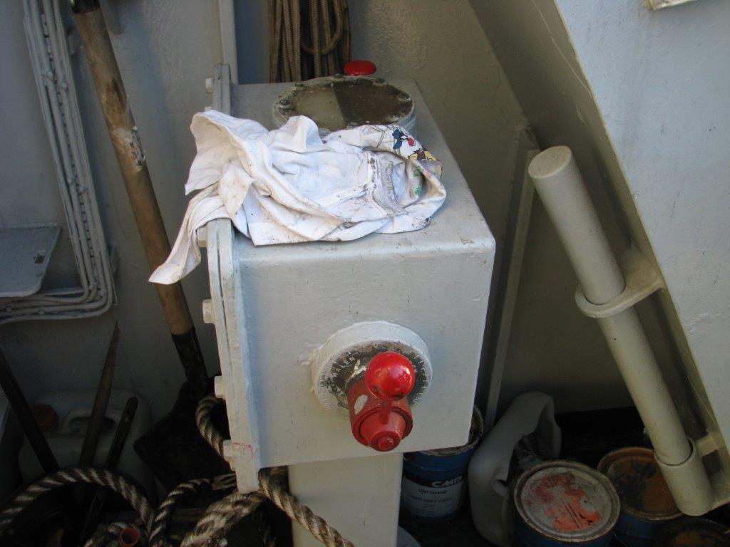 SMIT NEDERLAND (SMIT ZWEDEN 2007) Winch bediening onder Stuurboord trap