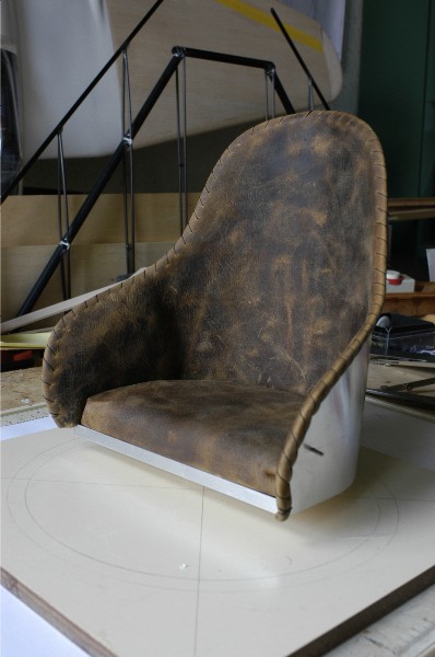 Stoel met leer bekleed